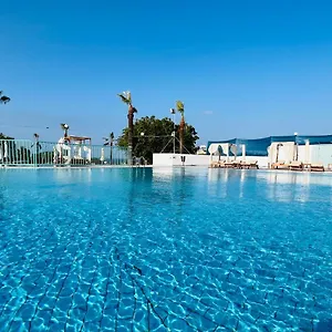 Hotel Adelais Bay